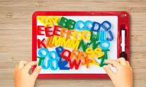 Asst Col Deluxe 2in1 Magnetic/ Wipe-Off Playboard W/48 Letter