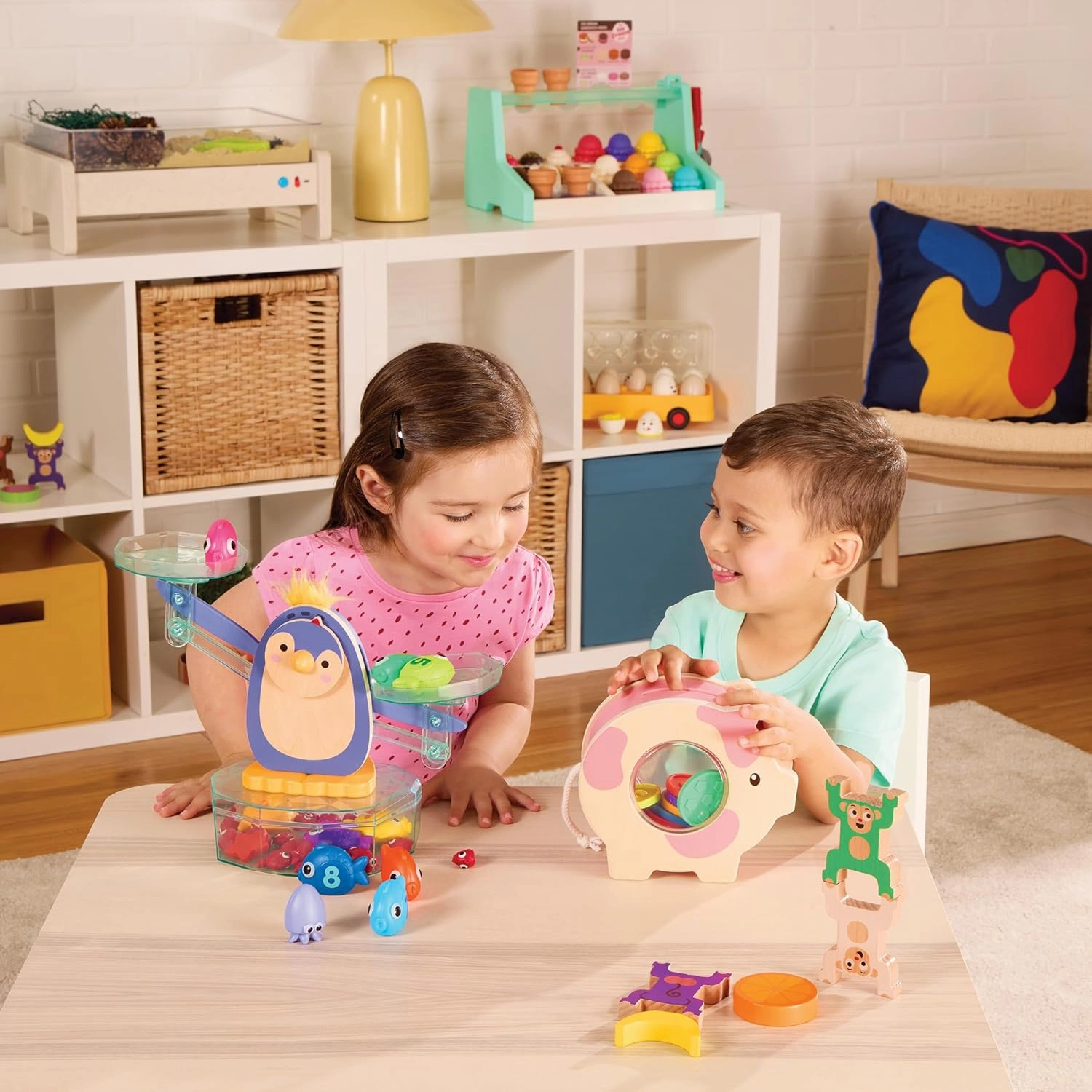 Battat Education – Wooden Piggy Bank for Kids – Educational Pig Toy – Developmental Playset – Fine Motor Skills – 18 Months   – Save & Count Piggy Bank