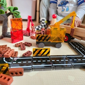 Magna Tiles Builder with Crane and Road 32 Piece Set Magnetic Tiles Best Seller 3yrs 